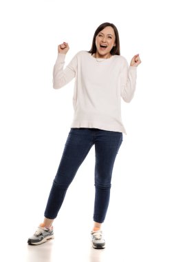 Beyaz zemin üzerinde hareket kazanan ile genç mutlu kadın