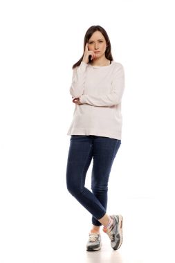 Dalgın ve öfkeli genç kadın beyaz bir arka plan üzerinde