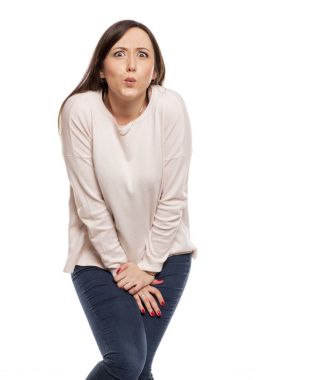 Genç kadın beyaz bir arka plan üzerinde bir tuvalet lazım