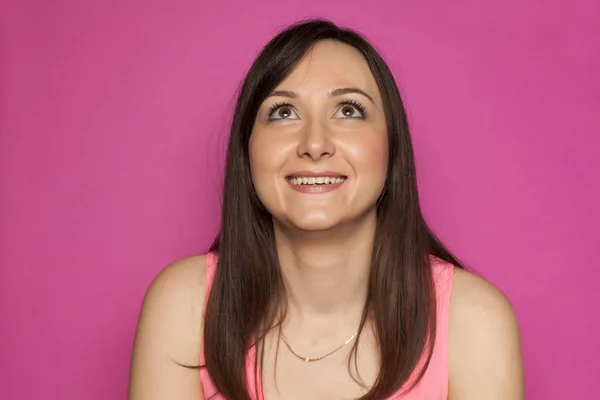 Sorrindo Jovem Mulher Fundo Rosa Olhando Para Cima — Fotografia de Stock