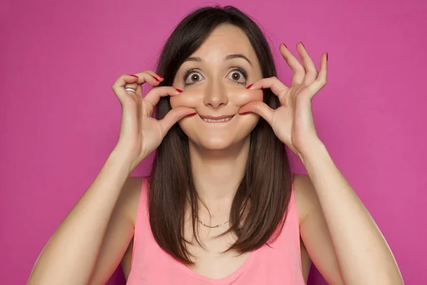 Engraçado Jovem Mulher Fazendo Caras Bobas Fundo Rosa — Fotografia de Stock