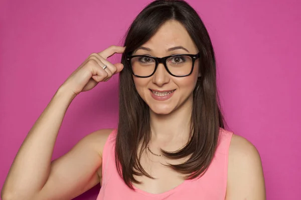 Forgetful Woman Scratching Her Head Pink Background — Stock Photo, Image