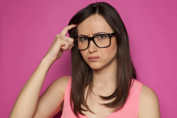 Forgetful Woman Scratching Her Head Pink Background — Stock Photo, Image