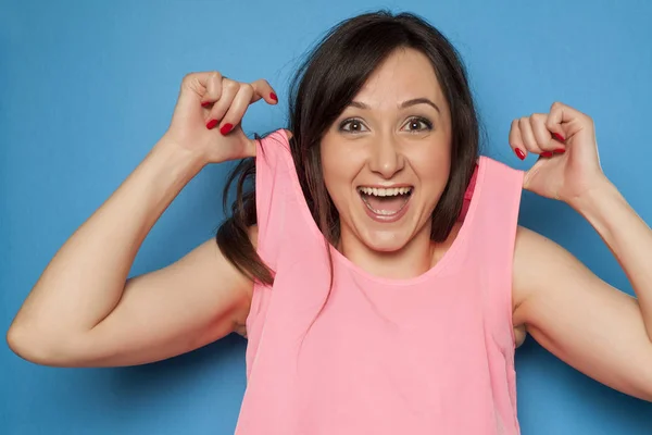 Jovem Feliz Segurando Sua Camisa Sem Mangas Fundo Azul — Fotografia de Stock