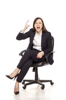 Kızgın işkadını beyaz bir arka plan üzerine bağırarak bir ofis koltuğu