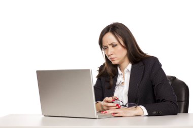 Onu laptop çalışan genç yorgun iş kadın