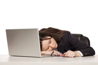 Onu laptop uyuyan genç yorgun iş kadın