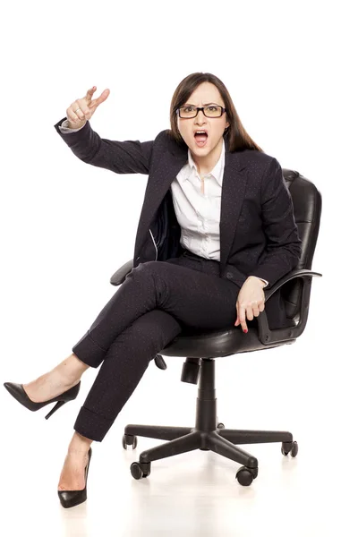 Rozzlobený Podnikatelka Kancelářská Židle Křičí Bílém Pozadí — Stock fotografie