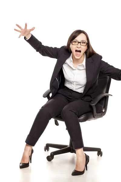 白い背景に叫んでいるオフィスの椅子に怒っている実業家 — ストック写真