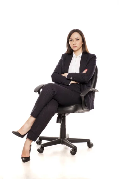 Mujer Negocios Seria Una Silla Oficina Posando Sobre Fondo Blanco — Foto de Stock