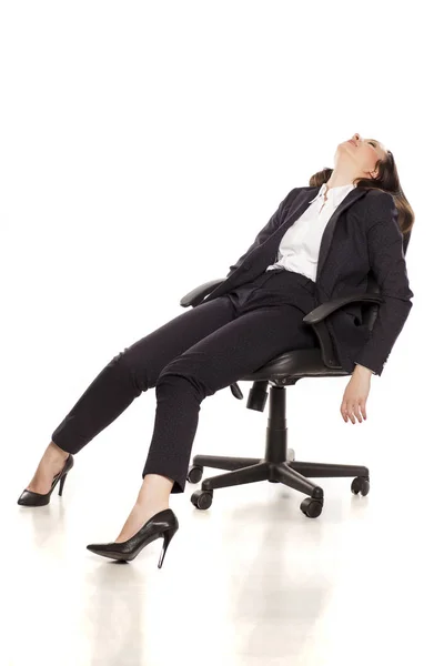 Femme Affaires Fatiguée Dormant Dans Une Chaise Bureau Sur Fond — Photo