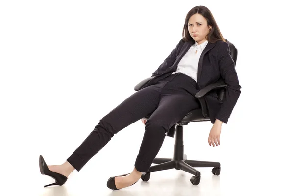 Unavený Podnikatelka Sedí Kanceláři Křesle Bílém Pozadí — Stock fotografie