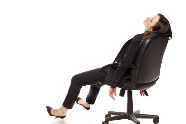 Empresária Cansada Dormindo Uma Cadeira Escritório Fundo Branco — Fotografia de Stock