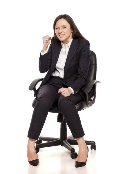Empresária Feliz Satisfeita Uma Cadeira Escritório Posando Fundo Branco — Fotografia de Stock