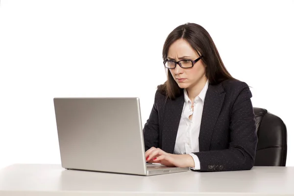 Jonge Ernstige Zakenvrouw Werken Achter Een Bureau Met Een Laptop — Stockfoto