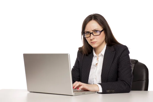 Junge Ernsthafte Geschäftsfrau Arbeitet Einem Schreibtisch Mit Laptop — Stockfoto
