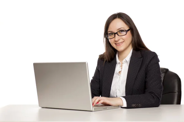 Jovem Mulher Negócios Sorridente Sentada Uma Mesa Com Laptop — Fotografia de Stock