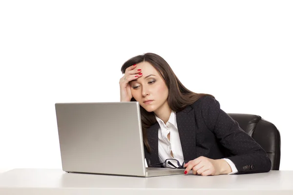 Joven Mujer Negocios Cansada Trabajando Computadora Portátil —  Fotos de Stock