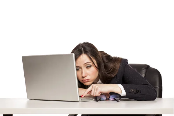 Jovem Mulher Negócios Cansada Trabalhando Uma Mesa Com Laptop — Fotografia de Stock