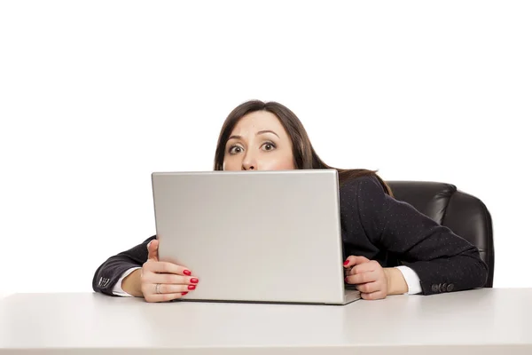 Jovem Mulher Negócios Espreitando Atrás Seu Laptop — Fotografia de Stock