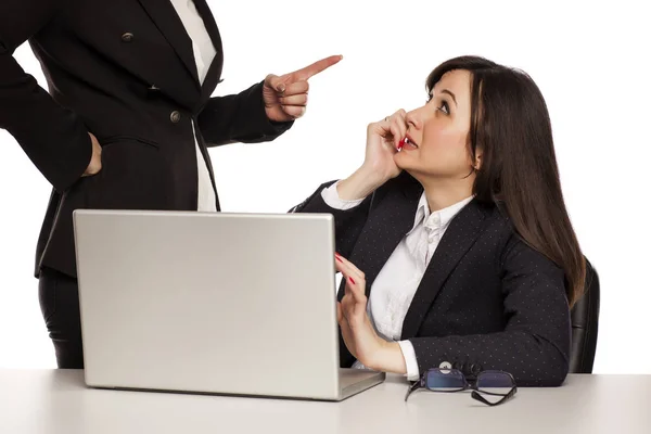 Boss Shouting Her Frightened Computer Worker — Stock Photo, Image