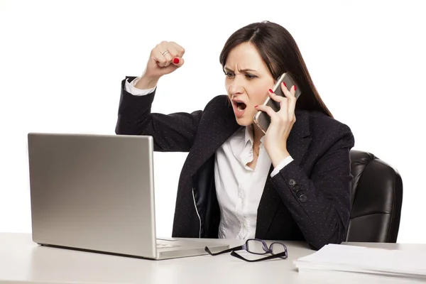 Молодая Сердитая Деловая Женщина Смотрит Свой Ноутбук Разговаривает Телефону — стоковое фото