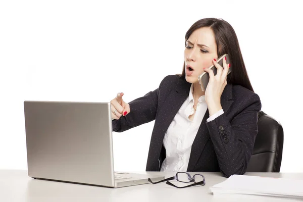 Joven Mujer Negocios Enojada Mirando Computadora Portátil Hablando Por Teléfono — Foto de Stock