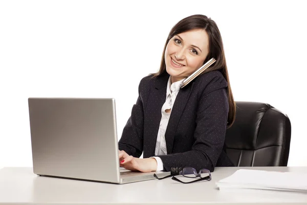 Giovane Donna Affari Sorridente Che Lavora Una Scrivania Con Computer — Foto Stock