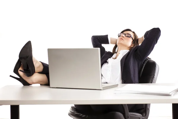 Jovem Mulher Negócios Com Pernas Uma Mesa Com Laptop Descansando — Fotografia de Stock