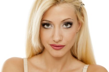 Genç güzel sarışın beyaz bir arka plan üzerinde portresi