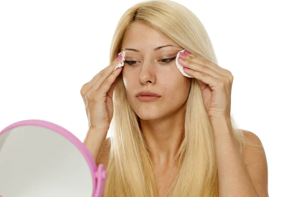 Junge Blonde Frau Reinigt Ihr Gesicht Mit Wattepads Auf Weißem — Stockfoto