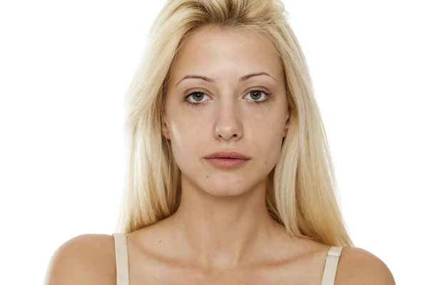 Mujer Rubia Joven Sin Maquillaje Sobre Fondo Blanco — Foto de Stock