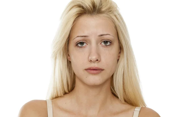 Mujer Rubia Joven Triste Sin Maquillaje Sobre Fondo Blanco — Foto de Stock