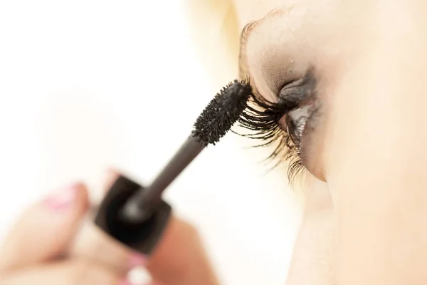 Young Blonde Woman Applying Mascara Her Eyelashes — Stock Photo, Image