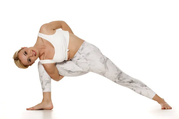 Yoga Sport Training Und Lifestylekonzept Junge Blonde Frau Weißer Sportbekleidung — Stockfoto