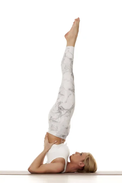 스포츠 라이프 스타일 화이트 운동복 연습을 Sarvangasana Shoulderstand — 스톡 사진