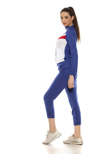 Junge Schöne Frau Blauen Trainingsanzügen Auf Weißem Hintergrund — Stockfoto
