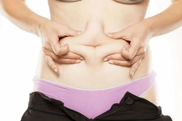 Mulher Beliscando Depósitos Gordura Seu Estômago Fundo Branco — Fotografia de Stock