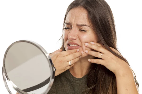 Mujer Hermosa Nerviosa Apretando Espinillas Cara Sobre Fondo Blanco — Foto de Stock