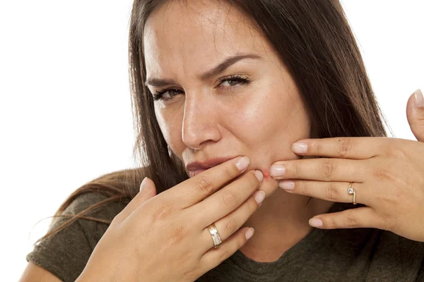 Mujer Hermosa Nerviosa Apretando Espinillas Cara Sobre Fondo Blanco —  Fotos de Stock