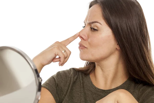 Giovane Donna Alzando Naso Con Dito Uno Sfondo Bianco — Foto Stock