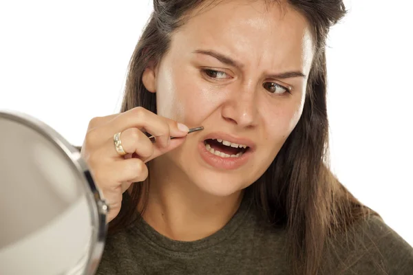 Ung Vacker Kvinna Plockning Sin Mustasch Med Pincett — Stockfoto