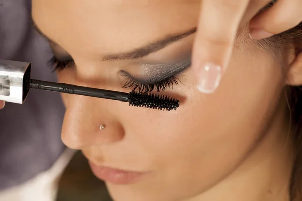 Closeup Makeup Artist Applying Mascara — Stock Photo, Image