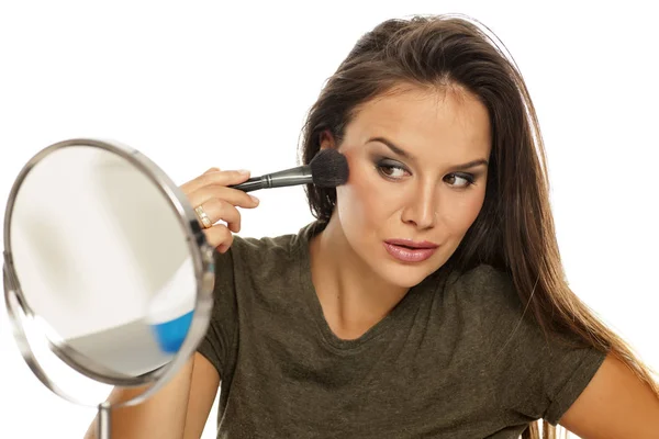 Mulher Bonita Aplicando Blush Com Uma Escova Fundo Branco — Fotografia de Stock