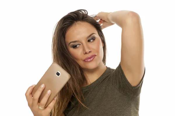 白い背景の上に Selfies を作る美しい若い女性 — ストック写真