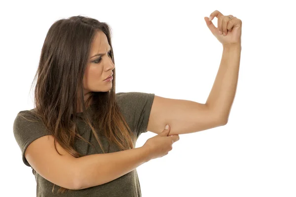 Hermosa Mujer Pellizcando Grasa Brazo Sobre Fondo Blanco —  Fotos de Stock