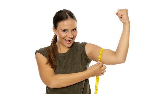 Young Woman Measuring Her Biceps Measuring Tape — Stock Photo, Image