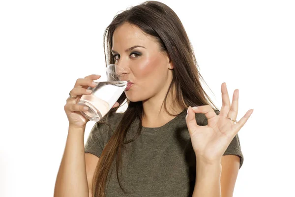 Junge Frau Trinkt Wasser Aus Einem Glas Und Zeigt Leckere — Stockfoto