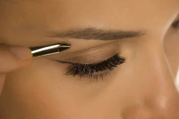Närbild Kvinnan Plockar Ögonbrynen Med Pincett — Stockfoto