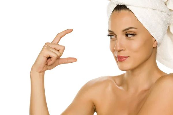 Junge Schöne Werbefrau Mit Handtuch Auf Dem Kopf Auf Weißem — Stockfoto